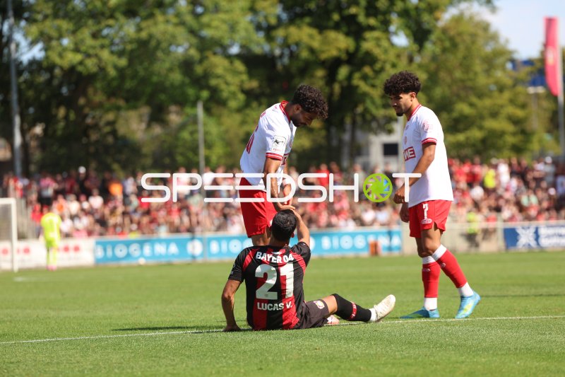 Aiman Dardari (#7; Rot-Weiss Essen) und Lucas Vázquez (#21; Bayer 04 Leverkusen) nach Zweikampf