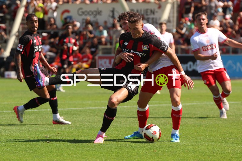 Patrik Schick (#14; Bayer 04 Leverkusen) im Zweikampf gegen Rot-Weiss Essen