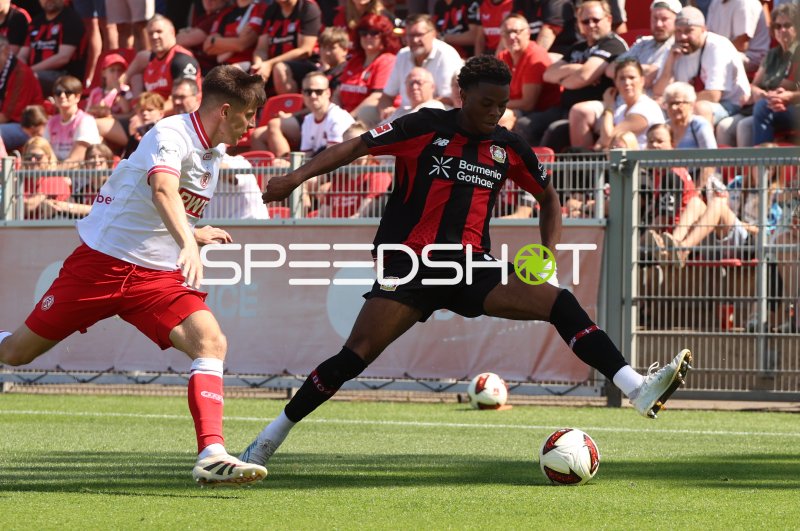 Zweikampf zwischen Bayer 04 Leverkusen und Rot-Weiss Essen im Ulrich-Haberland-Stadion