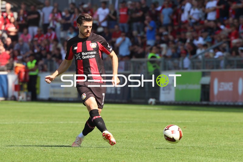 Jonas Hofmann (#7; Bayer 04 Leverkusen) beim Schuss auf den Ball