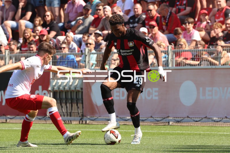 Ernest Poku (#19; Bayer 04 Leverkusen) im Zweikampf gegen Rot-Weiss Essen