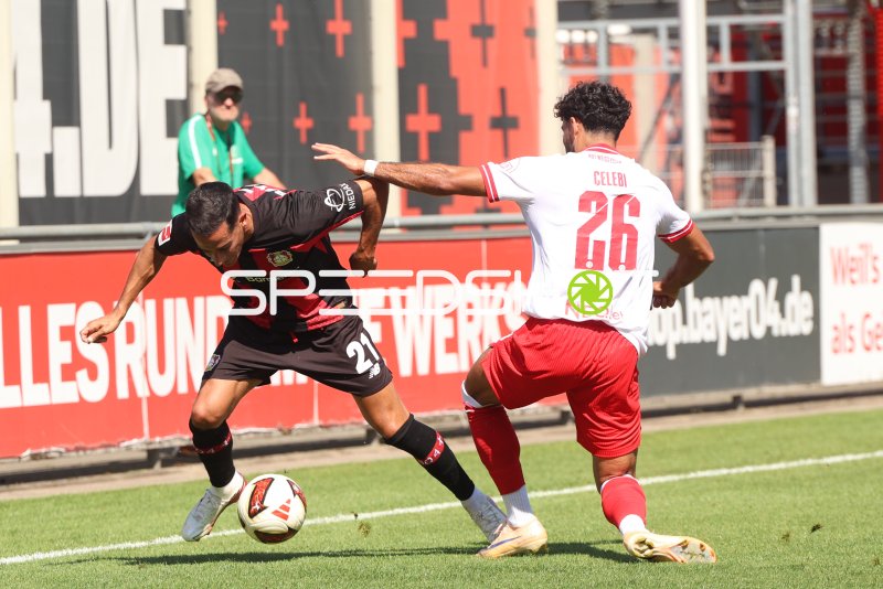 Lucas Vázquez (#21; Bayer 04 Leverkusen) im Zweikampf gegen Rot-Weiss Essen