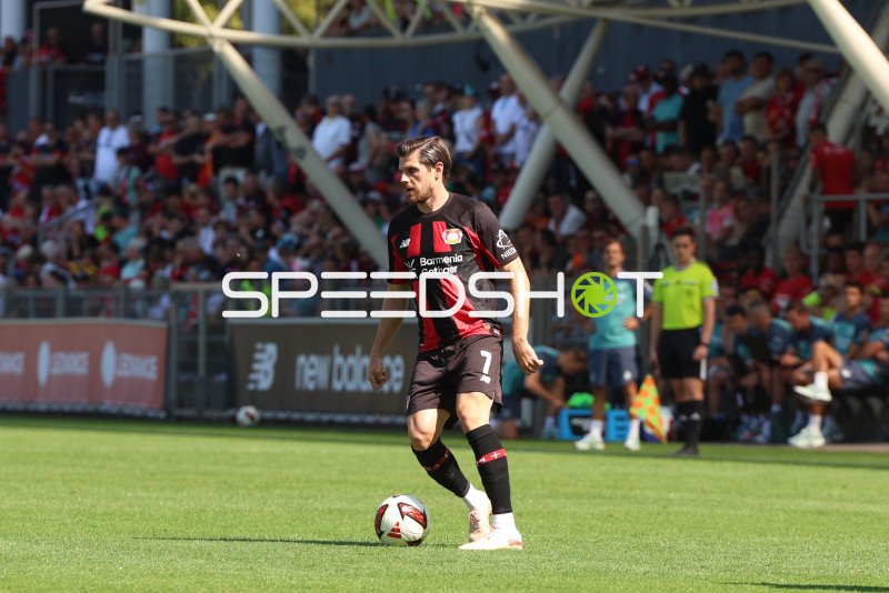 Jonas Hofmann (#7; Bayer 04 Leverkusen) am Ball im Ulrich-Haberland-Stadion
