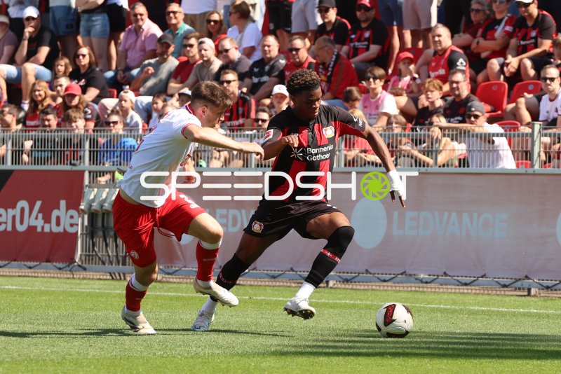 Zweikampf zwischen Bayer 04 Leverkusen und Rot-Weiss Essen im Ulrich-Haberland-Stadion