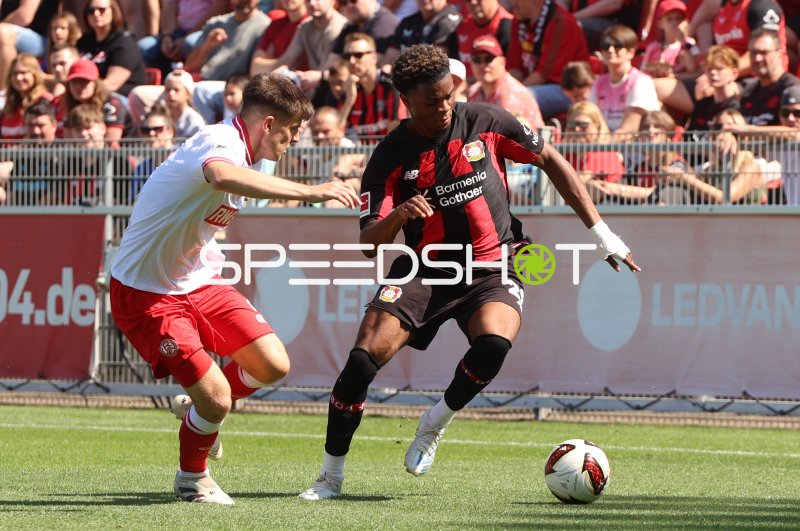 Ernest Poku (#19; Bayer 04 Leverkusen) im Zweikampf gegen Rot-Weiss Essen