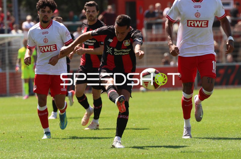 Lucas Vázquez (#21; Bayer 04 Leverkusen) zieht ab gegen Rot-Weiss Essen