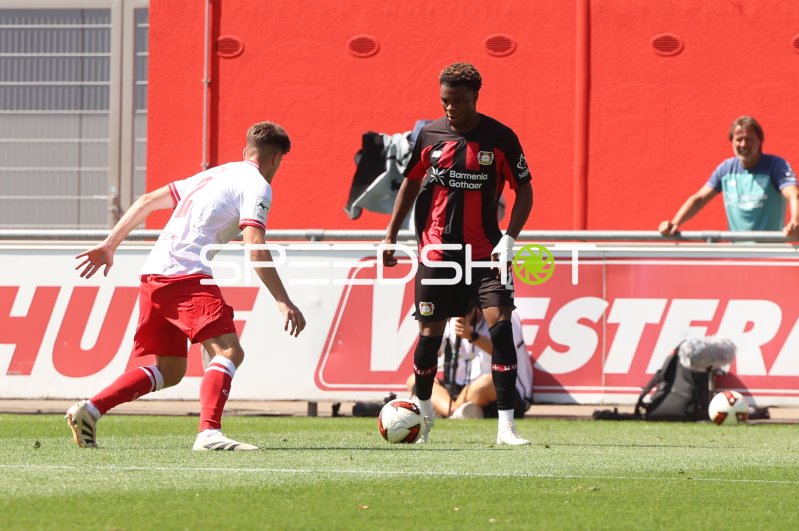 Bayer 04 Leverkusen im Zweikampf gegen Rot-Weiss Essen im Ulrich-Haberland-Stadion