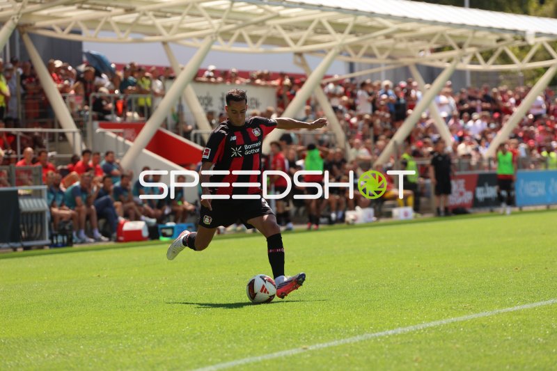 Lucas Vázquez (Bayer 04 Leverkusen) beim Schuss im Ulrich-Haberland-Stadion