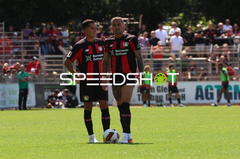 Aleix García (#24; Bayer 04 Leverkusen) und Teamkollege vor Freistoß