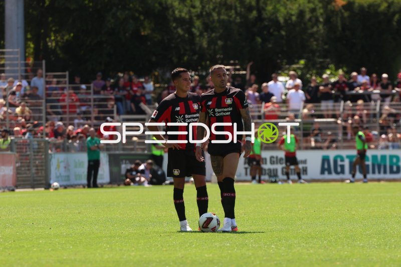Aleix García (#24; Bayer 04 Leverkusen) und Mitspieler beim Freistoß