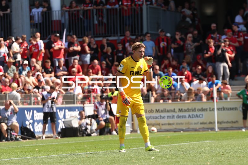 Felix Wienand (Rot-Weiss Essen) dirigiert seine Abwehr im Spiel