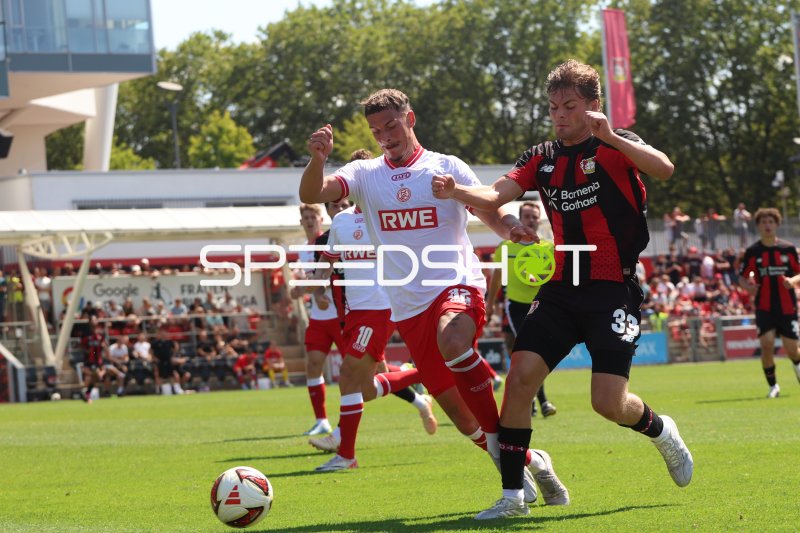 Tobias Kraulich (#33; Bayer 04 Leverkusen) im Zweikampf gegen Rot-Weiss Essen