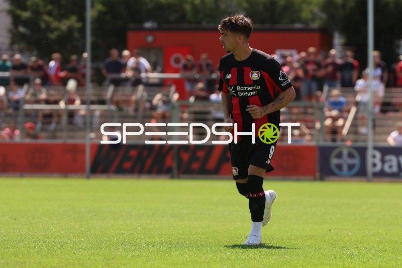 Claudio Echeverri (#9; Bayer 04 Leverkusen) läuft im Ulrich-Haberland-Stadion