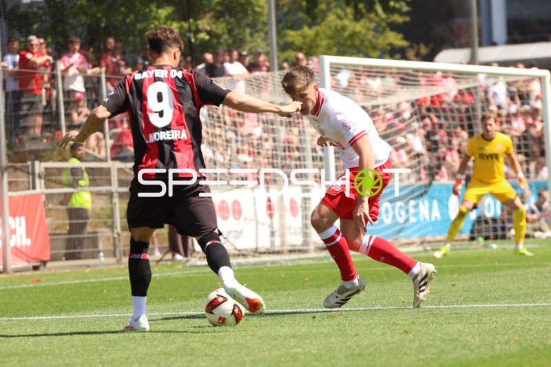 Zweikampf zwischen Bayer 04 Leverkusen und Rot-Weiss Essen im Ulrich-Haberland-Stadion