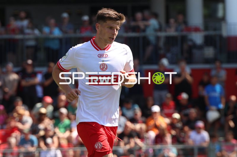 Michael Kostka (Rot-Weiss Essen) im Lauf beim Spiel in Leverkusen