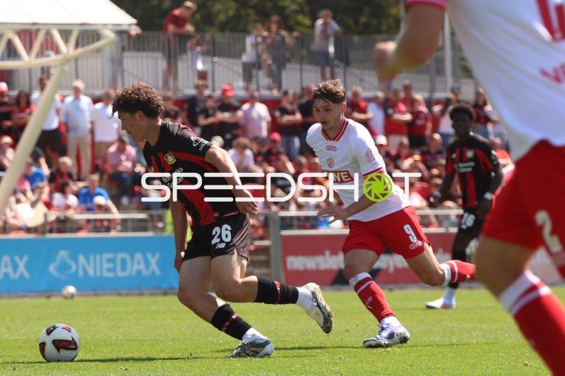 Zweikampf: Ruben Reisig (#26; Bayer 04 Leverkusen) gegen Jaka Cuber Potocnik (#9; Rot-Weiss Essen)
