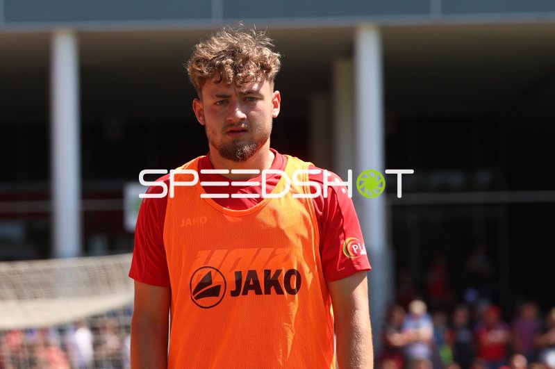 Fadih Vasic (Rot-Weiss Essen) beim Aufwärmen in Leverkusen