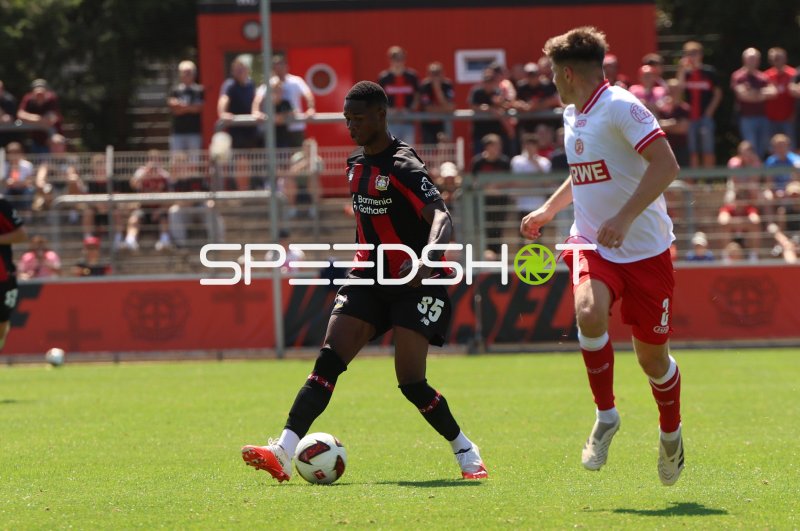 Christian Kofane (#35; Bayer 04 Leverkusen) im Zweikampf gegen Rot-Weiss Essen