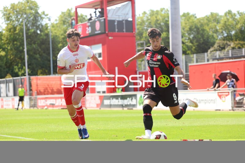 Jaka Cuber Potocnik (#9; Rot-Weiss Essen) im Zweikampf gegen Bayer 04 Leverkusen