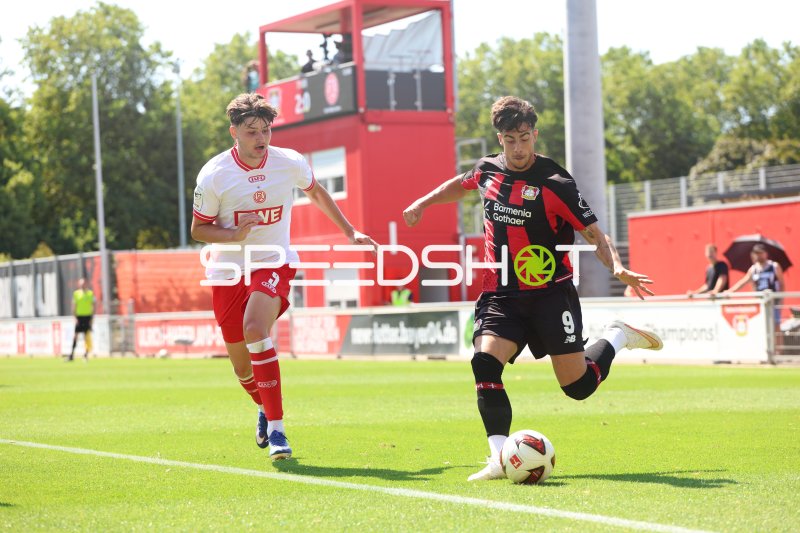Claudio Echeverri (#9; Bayer 04 Leverkusen) im Zweikampf mit Jaka Cuber Potocnik