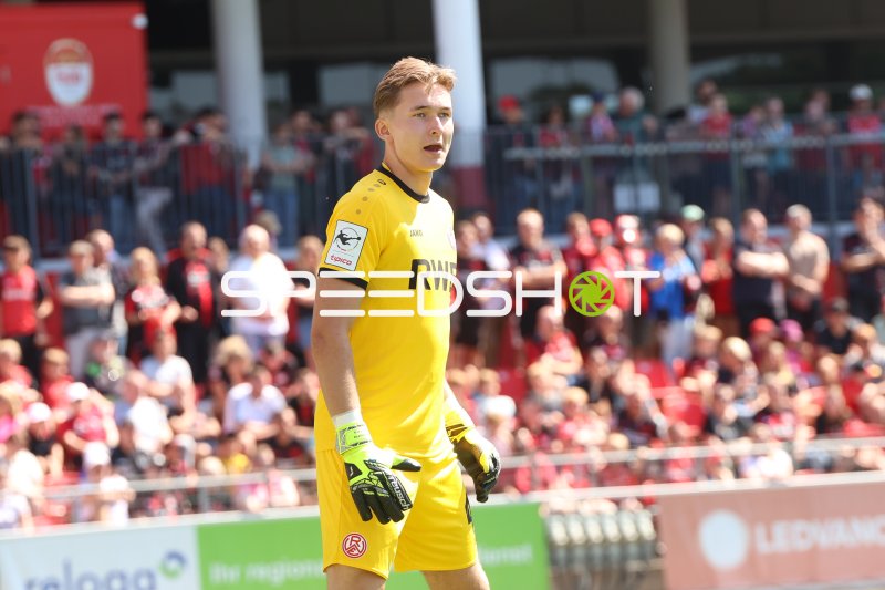 Torwart von Rot-Weiss Essen im Fokus beim Spiel in Leverkusen