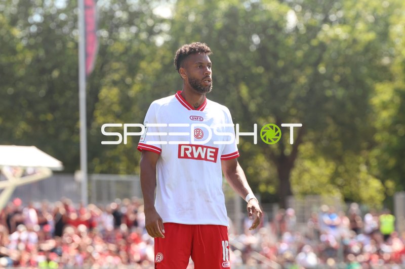 Ruben Reisig (#16; Rot-Weiss Essen) im Spielgeschehen