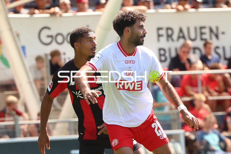 Loic Bade (#5; Bayer 04 Leverkusen) im Zweikampf gegen Rot-Weiss Essen