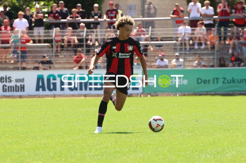 Montrell Culbreath (Bayer 04 Leverkusen) am Ball im Ulrich-Haberland-Stadion