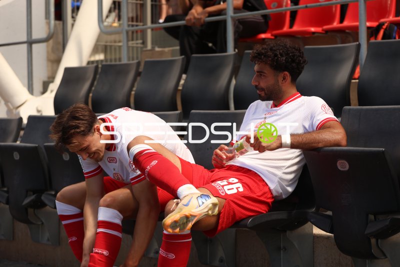 Zwei Rot-Weiss Essen Spieler auf der Ersatzbank im Ulrich-Haberland-Stadion