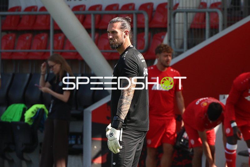 Torwart von Rot-Weiss Essen vor dem Spiel im Ulrich-Haberland-Stadion