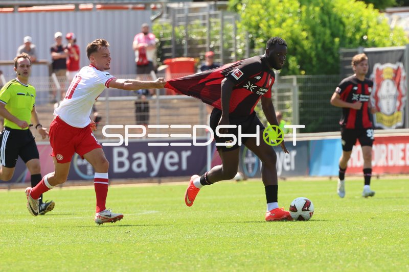 Victor Boniface im Zweikampf mit Marvin Obuz beim Testspiel in Leverkusen