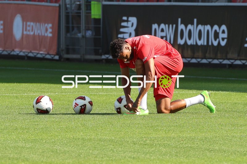 Rot-Weiss Essen Spieler bindet Schuhe beim Aufwärmen im Ulrich-Haberland-Stadion