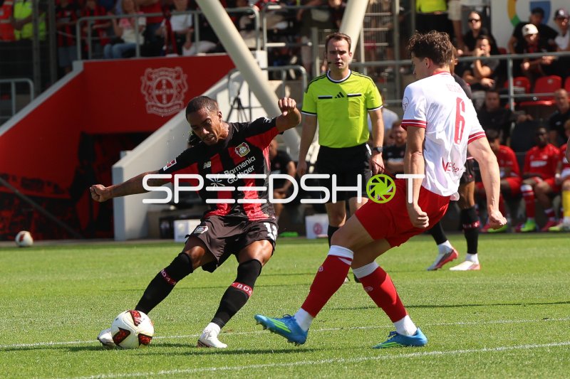 Bayer 04 Leverkusen-Spieler (#19) im Zweikampf gegen Rot-Weiss Essen
