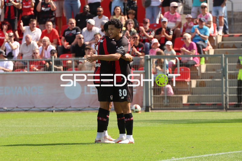 Ibrahim Maza (#30; Bayer 04 Leverkusen) jubelt mit Teamkollege