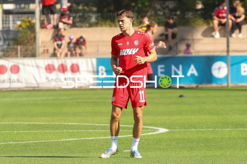 Marvin Obuz (#10; Rot-Weiss Essen) steht auf dem Spielfeld