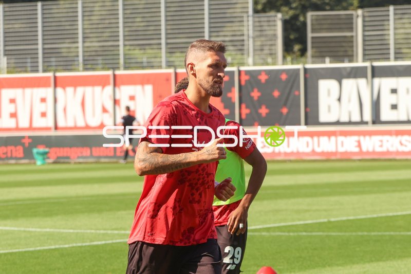 Robert Andrich (#8; Bayer 04 Leverkusen) beim Aufwärmen in Leverkusen