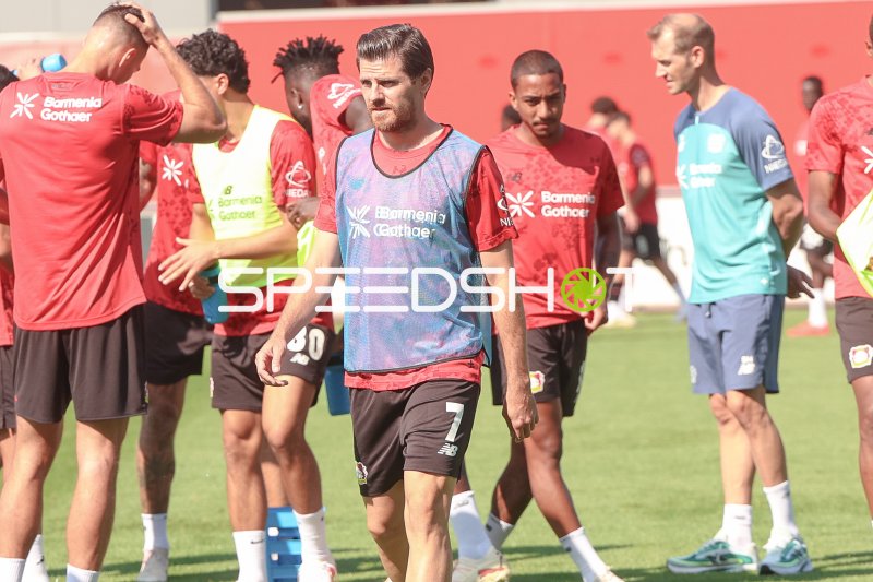 Jonas Hofmann (#7; Bayer 04 Leverkusen) beim Training in Leverkusen