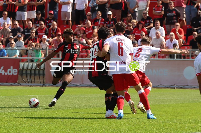 Zweikampf zwischen Bayer 04 Leverkusen und Rot-Weiss Essen im Ulrich-Haberland-Stadion