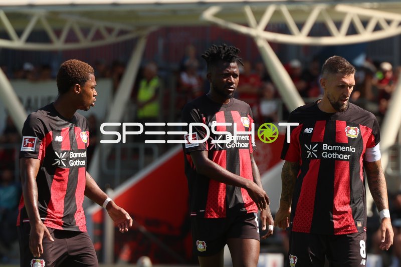 Edmond Tapsoba (#12) und Robert Andrich (#8; Bayer 04 Leverkusen) im Fokus