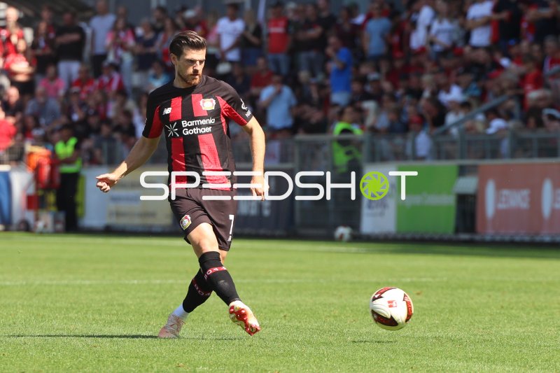 Jonas Hofmann (#7; Bayer 04 Leverkusen) beim Schuss im Ulrich-Haberland-Stadion