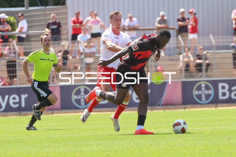 Marvin Obuz (#10; Rot-Weiss Essen) im Zweikampf gegen Bayer 04 Leverkusen