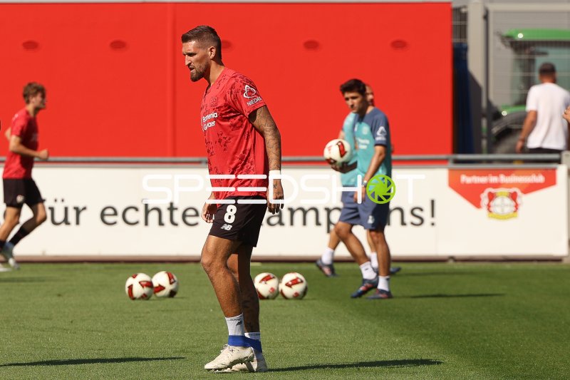 Robert Andrich (#8; Bayer 04 Leverkusen) beim Training in Leverkusen