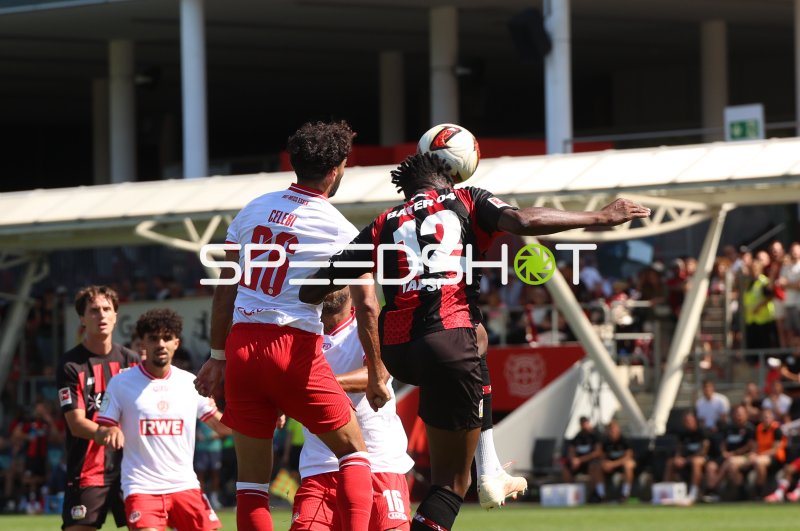 Edmond Tapsoba (#12; Bayer 04 Leverkusen) köpft im Zweikampf gegen Rot-Weiss Essen