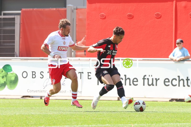 Zweikampf zwischen Bayer 04 Leverkusen und Rot-Weiss Essen im Ulrich-Haberland-Stadion