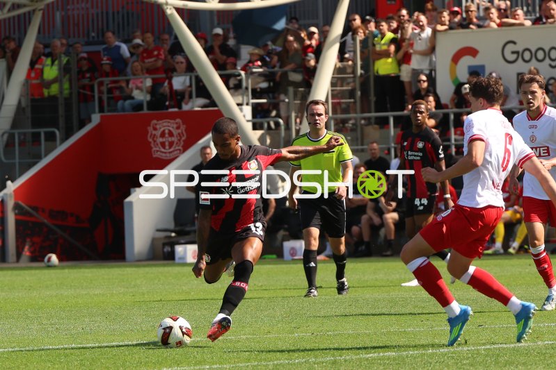 Jeanuël Belocian (#44; Bayer 04 Leverkusen) im Zweikampf gegen Rot-Weiss Essen