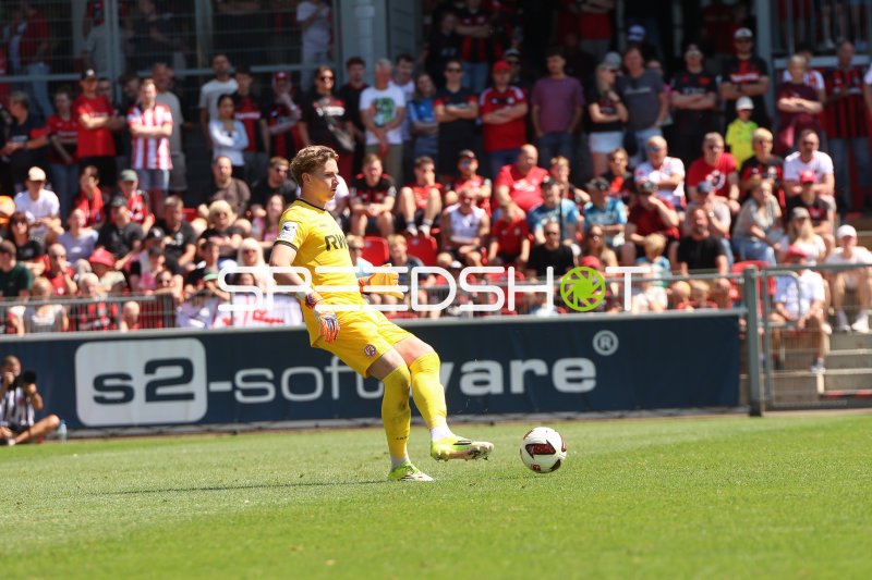 Torwart von Rot-Weiss Essen beim Abschlag im Ulrich-Haberland-Stadion