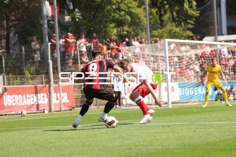 Claudio Echeverri (#9; Bayer 04 Leverkusen) im Zweikampf vor dem Tor
