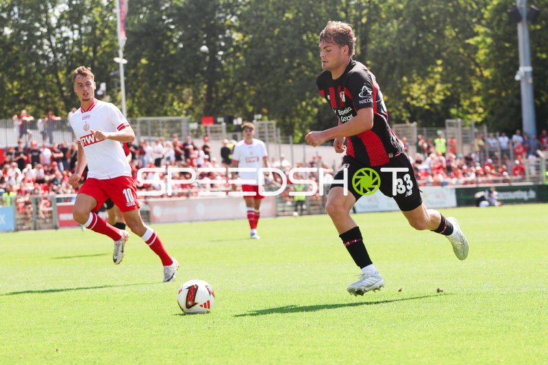 Christian Kofane (#35; Bayer 04 Leverkusen) am Ball gegen Marvin Obuz (#10; Rot-Weiss Essen)