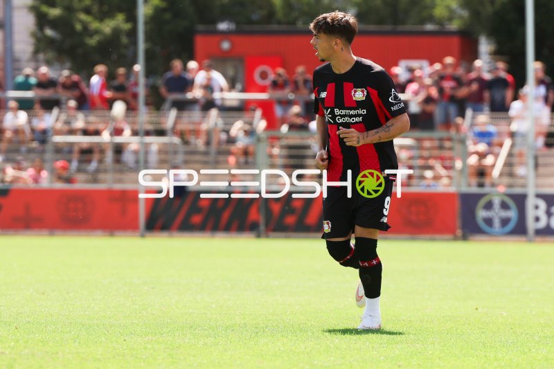Claudio Echeverri (#9; Bayer 04 Leverkusen) beim Laufen im Ulrich-Haberland-Stadion
