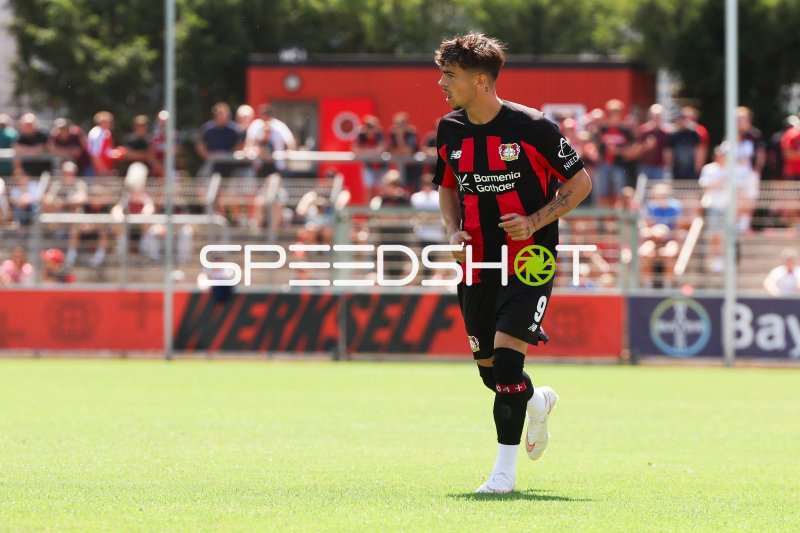 Claudio Echeverri (#9; Bayer 04 Leverkusen) beim Laufen im Ulrich-Haberland-Stadion